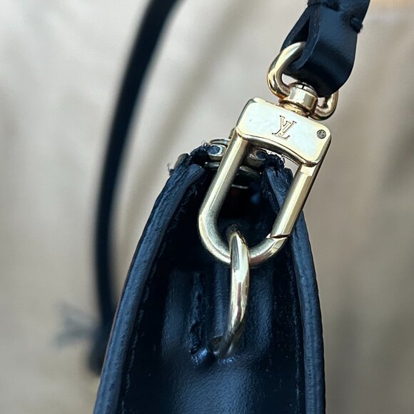 LOUIS VUITTON BLACK EPI LEATHER POCHETTE POUCH BAG - Picture 7 of 16